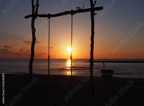夕日ヶ浦海岸の夕焼けとブランコ