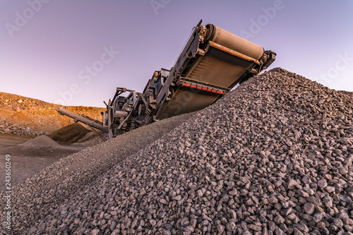 Fotografía Mechanical conveyor belt to pulverize rock and stone and generate gravel