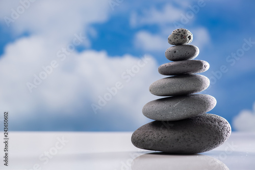 Steine gestapelt  Symbol f  r Balance  innere Ruhe und Kraft