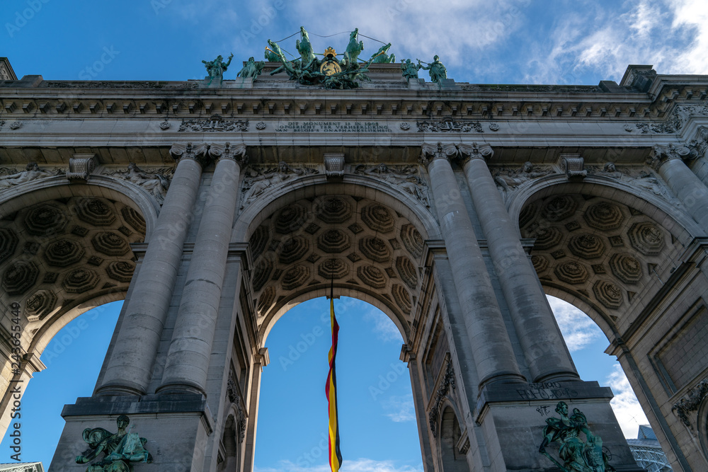 Obraz premium Belgium flag waving from Arcade du Cinquantenaire.