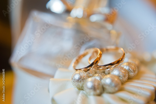 Wedding rings, close-up, gold © Vladimir