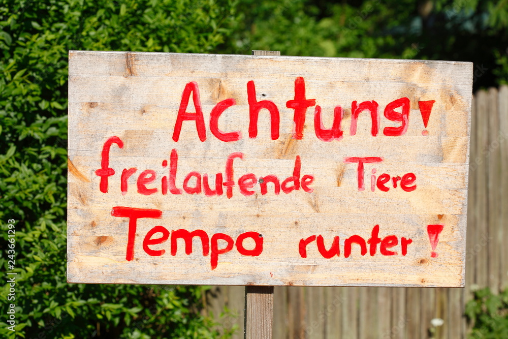 Schild Achtung, freilaufende Tiere Schild Achtung, freilaufende Tiere