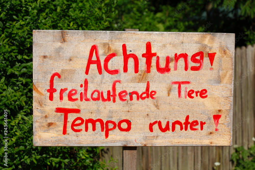 Schild Achtung, freilaufende Tiere Schild Achtung, freilaufende Tiere