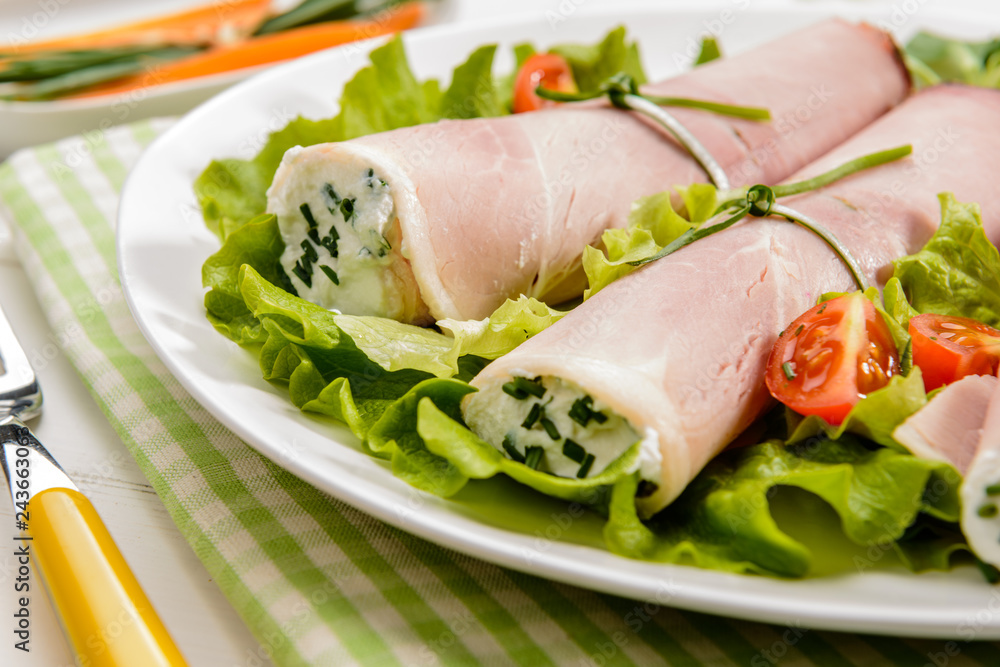 Fette di tacchino ripiene di formaggio con erbe aromatiche, close-up Fette di tacchino ripiene di formaggio con erbe aromatiche, close-up