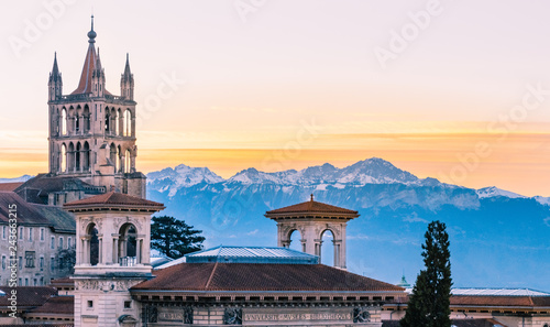 Sonnenaufgang in Lausanne mit Kathedrale und Berglandschaft