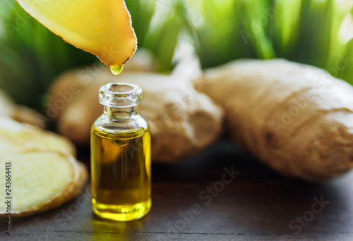Foto Bottle of ginger oil