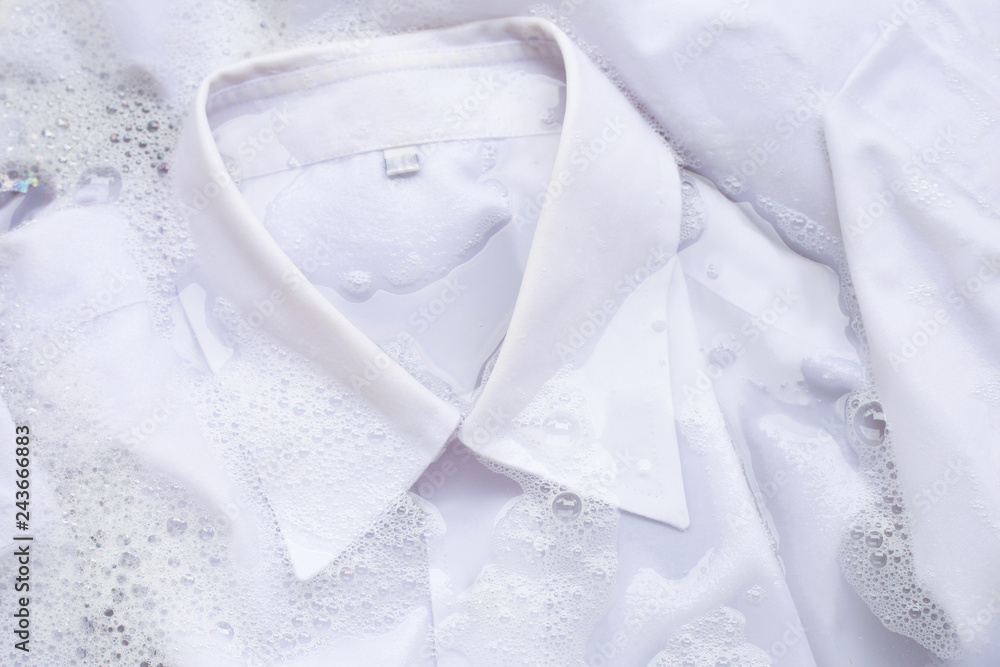 Soak cloth before washing, white shirt Soak cloth before washing, white shirt