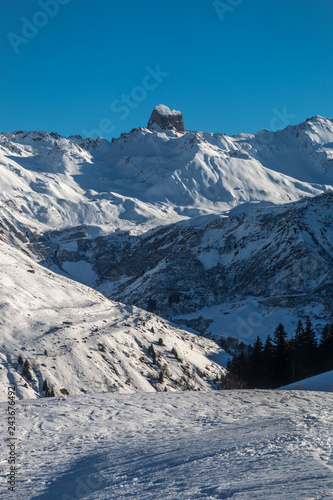 La Pierra Menta , en savoie , en hiver dans les Alpes photo