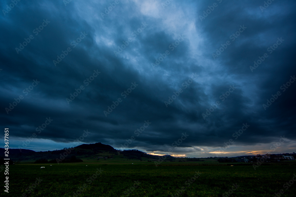 Gewitterwolken über der abendlichen Landschaft
