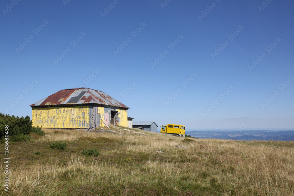 Górska chata z mini vanem na górskiej polanie - obrazy, fototapety, plakaty 