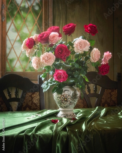 Obraz na plátně Still life with bouquet of garden roses