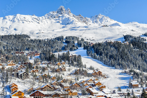 France, Savoie (73), chalets de Meribel aux pieds des pistes de ski.