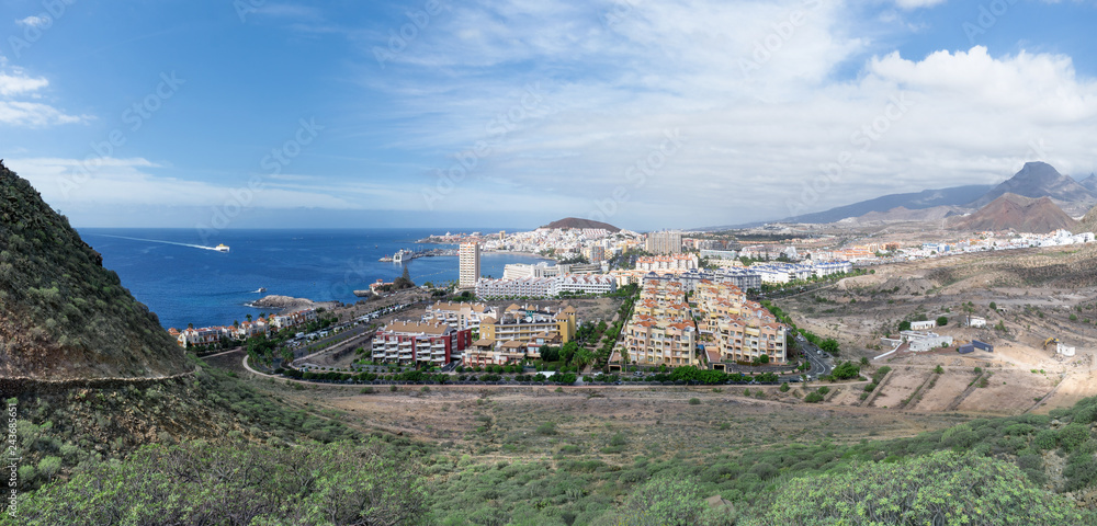 Teneriffa - Panorama von Los Cristianos mit ankommender Fähre aus La Gomera