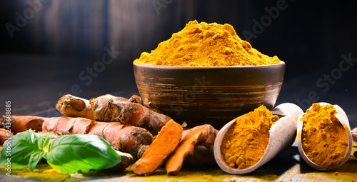 Εκτύπωση καμβά Composition with bowl of turmeric powder on wooden table