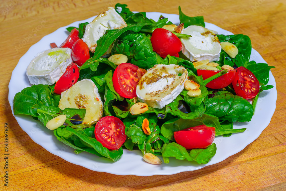 Ensalada de espinacas, tomate, queso y almendras Ensalada de espinacas, tomate, queso y almendras
