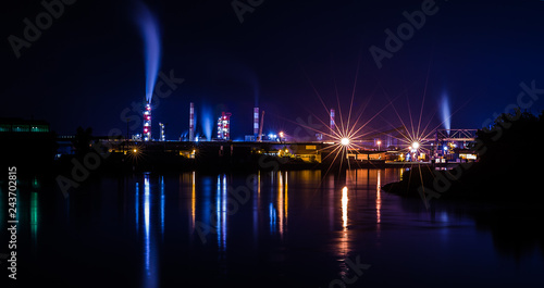 Industrieanlage bei Nacht © Carl Brugger