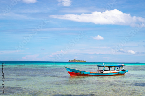 Tableau sur toile A nice and empty beach in a tropical desert island of Pulau Banyak, Sumatra, Indonesia