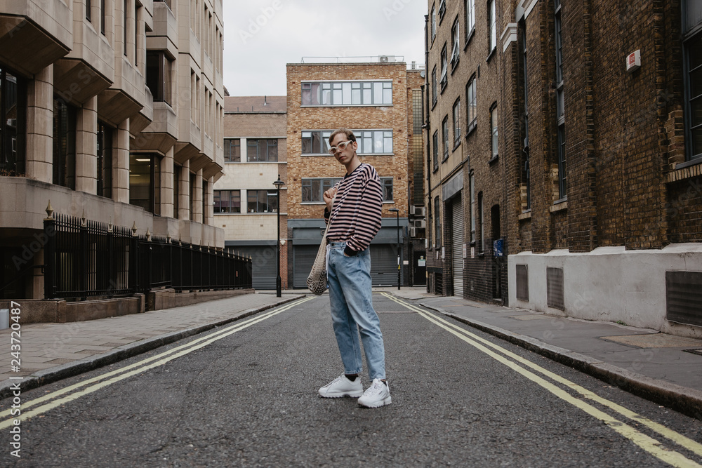 Lässiger Streetstylelook an jungem Mann in London