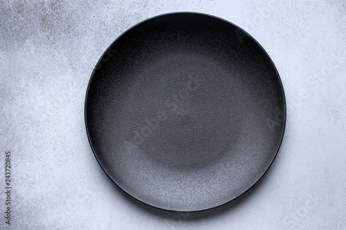 Fototapeta Empty black plate on gray concrete background