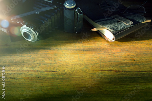 Canvastavla traveler blog background; vintage camera and notebook on old office desk