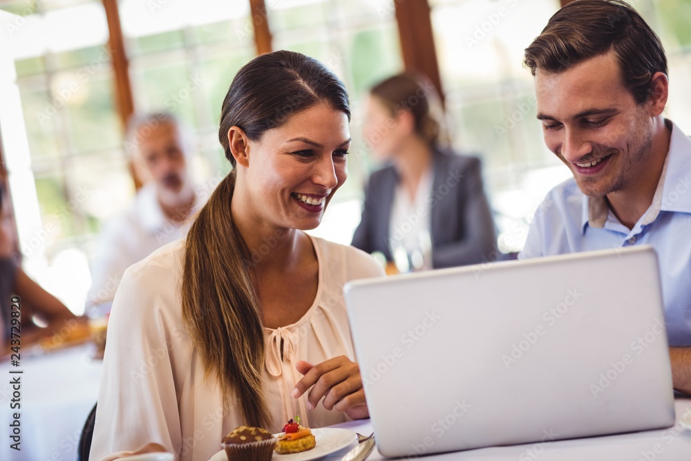 © WavebreakMediaMicro - Couple discussing on laptop at table © WavebreakMediaMicro - Couple discussing on laptop at table
