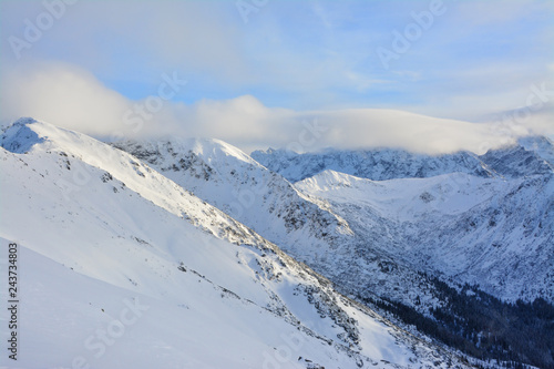Fototapeta Naklejka Na Ścianę i Meble -  Górskie szczyty w zimie, Polska