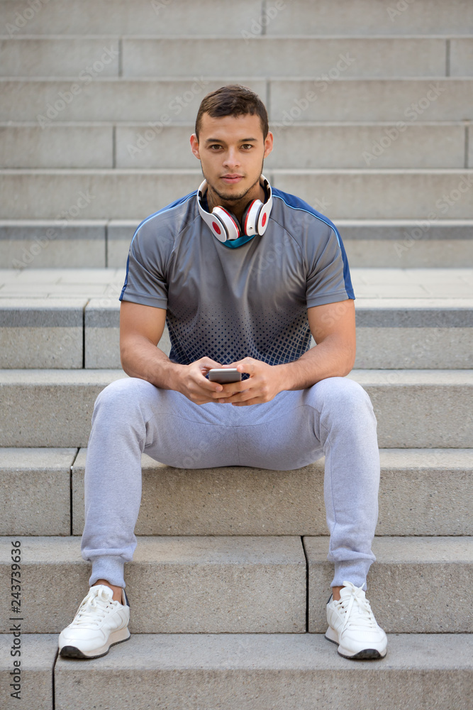 Musik hören junger Mann Latino Kopfhörer Hochformat Textfreiraum Copyspace