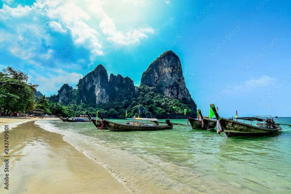 Fototapeta premium Barcas en palaya paradisiaca de Tailandia 