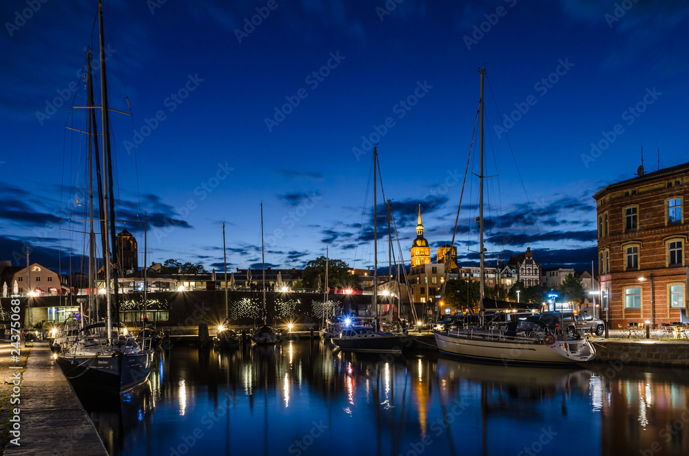 Blaue Stunde im Hafen von Stralsund