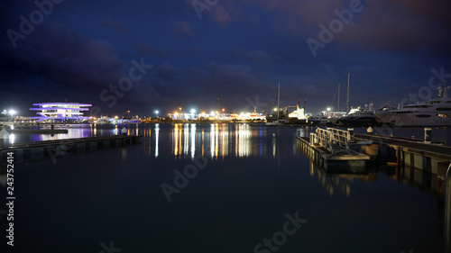 Puerto de noche © Miquel