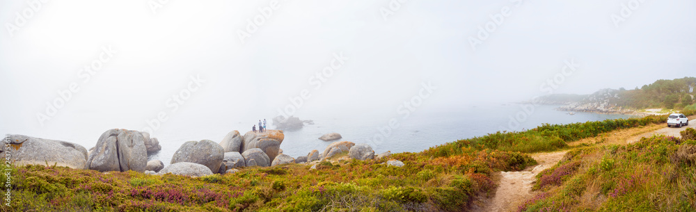 Paisaje de costa con niebla y rocas en O Carreiro, Pontevedra, verano de 2018 Paisaje de costa con niebla y rocas en O Carreiro, Pontevedra, verano de 2018