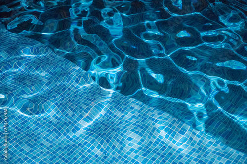 piscina azul com ondas
