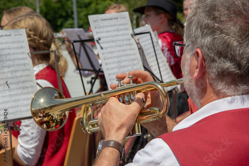 Allgäuer Musiker spielt auf seiner Trompete