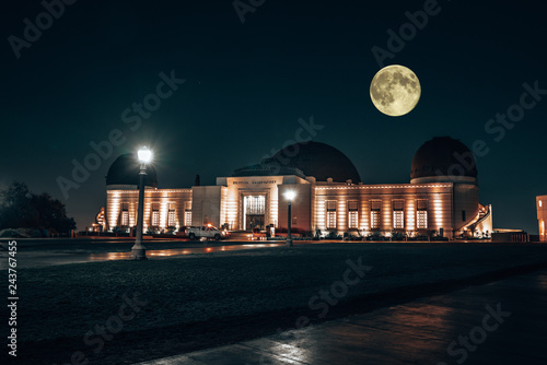 Tablou canvas Los Angeles, CA / USA - September 18 2018: Griffith Observatory at night with thousands of stars, full moon and a milky way in the skies