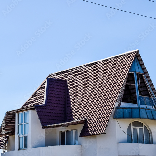 Detached house with a roof made of steel sheets.