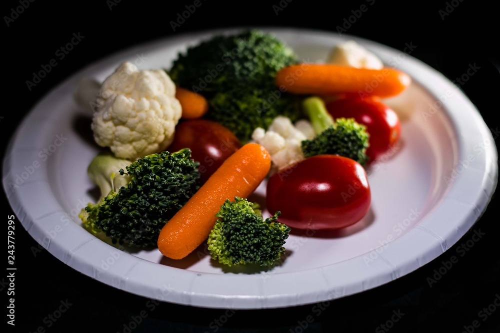 plate of vegetables carrots tomatoes broccoli plate of vegetables carrots tomatoes broccoli