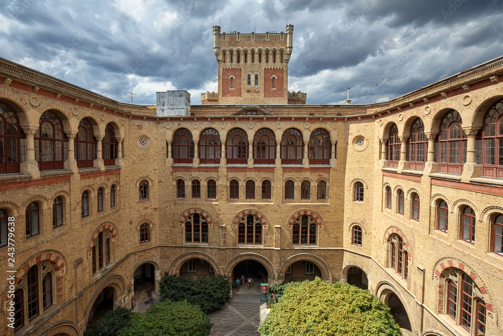 Obraz premium Budynek Arsenału Wiedeńskiego - dawny wojskowy kompleks budynków, zbudowany w XIX wieku. Wiedeń, Austria.