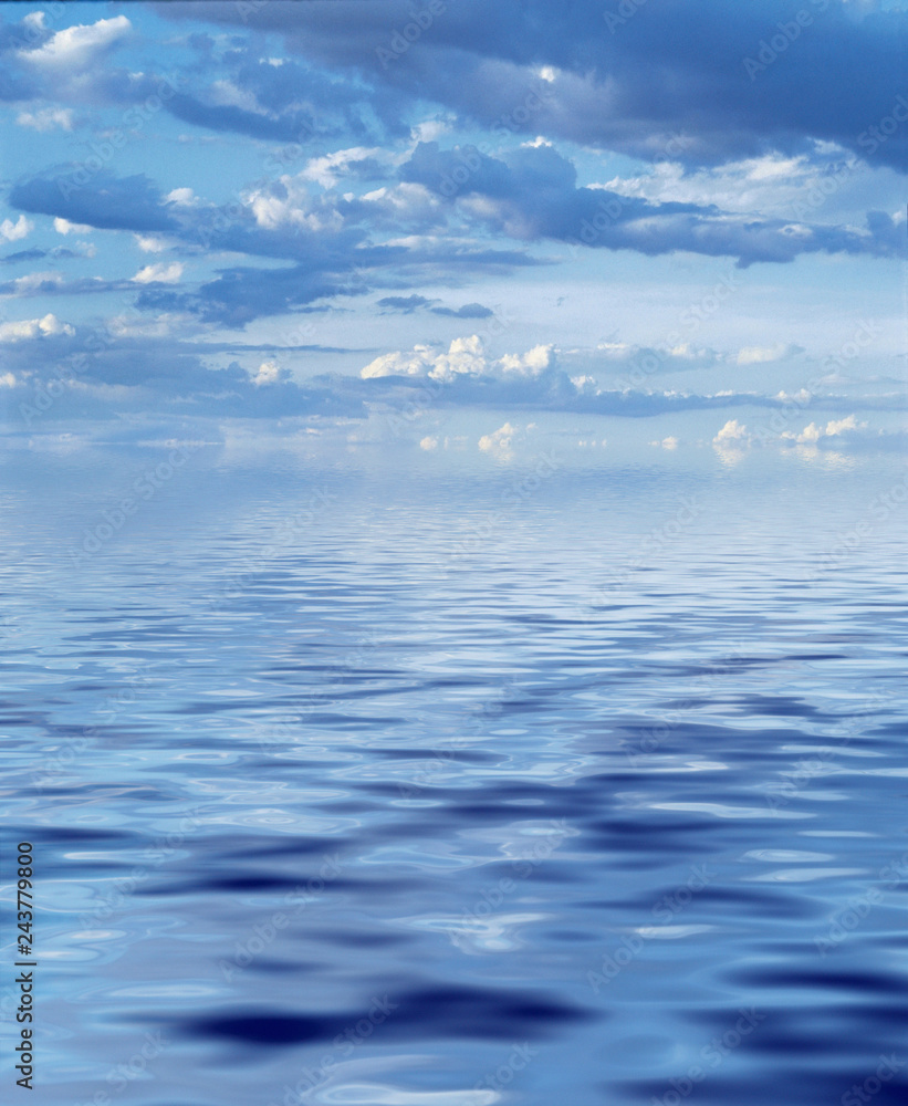 Obraz premium Clouds reflected on endless calm blue water