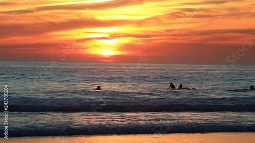 Silhueta do surfista no por do sol vermelho. Praia de Carcavelos em Cascais Portugal