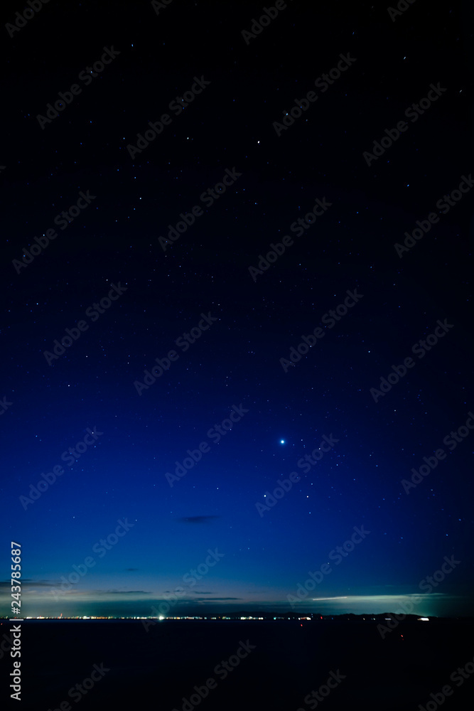 Fototapeta premium 星瞬く空 金星 木星 並列