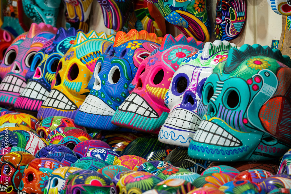 Fototapeta premium Meksykańskie czaszki na sprzedaż w Street Market w San Miguel de Allende w Meksyku, Day of the Dead Concept