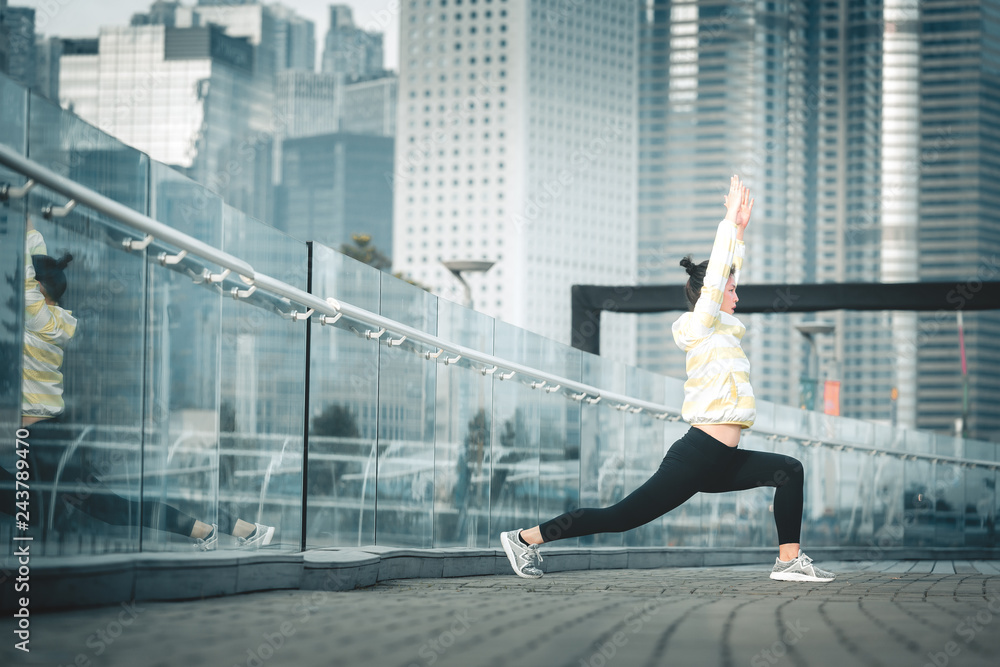 Fototapeta premium Young asian woman doing excusice in the city