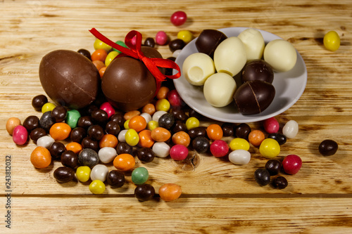 Fototapeta Naklejka Na Ścianę i Meble -  Easter composition with chocolate eggs on wooden background