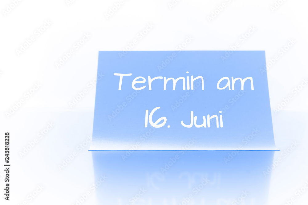 Termin am 16. Juni - blauer Zettel mit Notiz Termin am 16. Juni - blauer Zettel mit Notiz