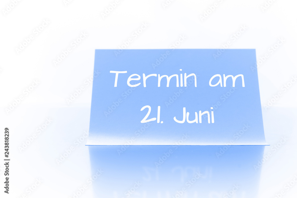 Termin am 21. Juni - blauer Zettel mit Notiz Termin am 21. Juni - blauer Zettel mit Notiz