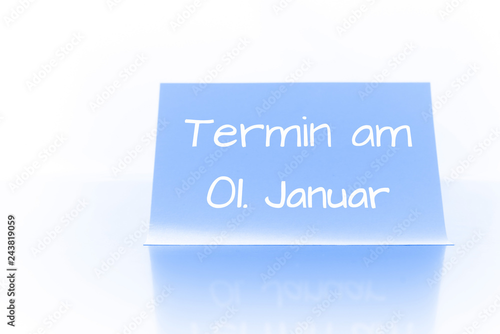 Termin am 1. Januar - blauer Zettel mit Notiz Termin am 1. Januar - blauer Zettel mit Notiz