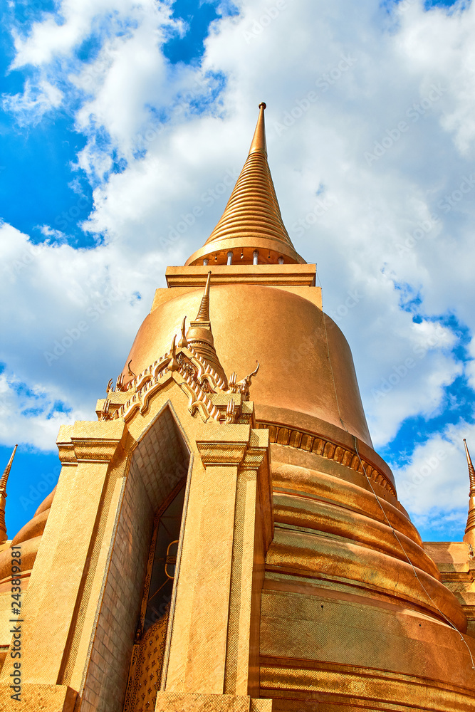 Fototapeta premium Grand palace and Wat phra keaw at Bangkok, Thailand. Beautiful Landmark of Asia. Temple of the Emerald Buddha. landscape of the capital city