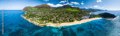 Powietrzna panorama zachodnie wybrzeże Oahu z Makaha Valley i Papaoneone plażą. Hawaje, USA