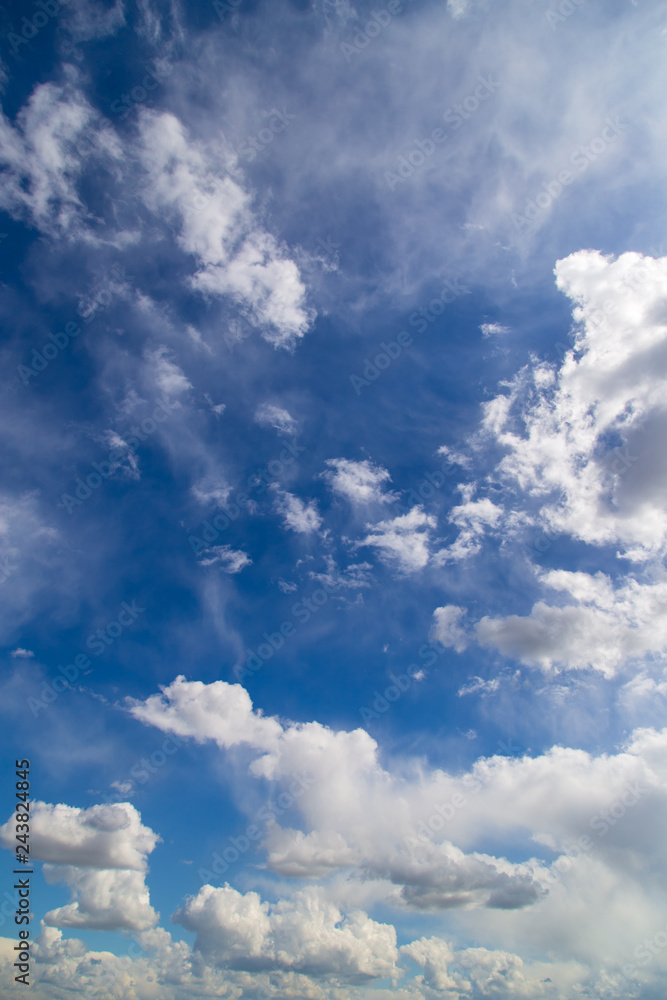 Obraz premium Clouds against blue sky as abstract background