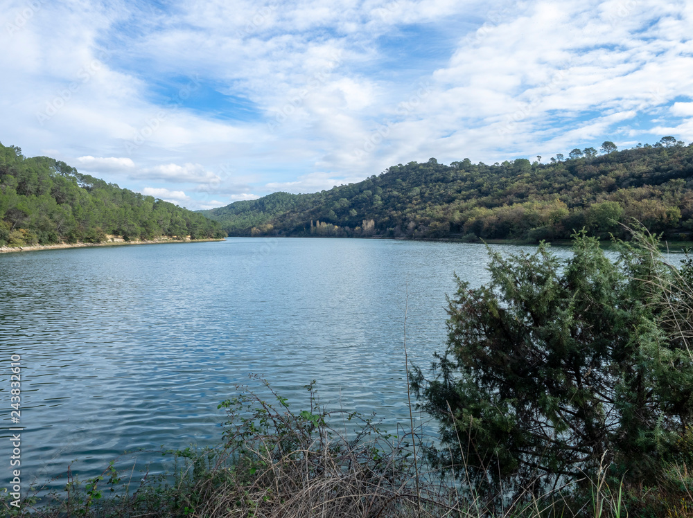 Lac de Suzanne ou Lac de Carcès dans le département du Var en région Provence-Alpes-Côte d'Azur